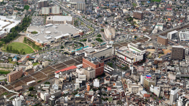 様々な商業施設の立ち並ぶJR倉敷駅前