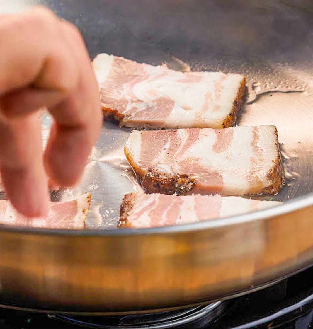 ベーコンは軽く炙る