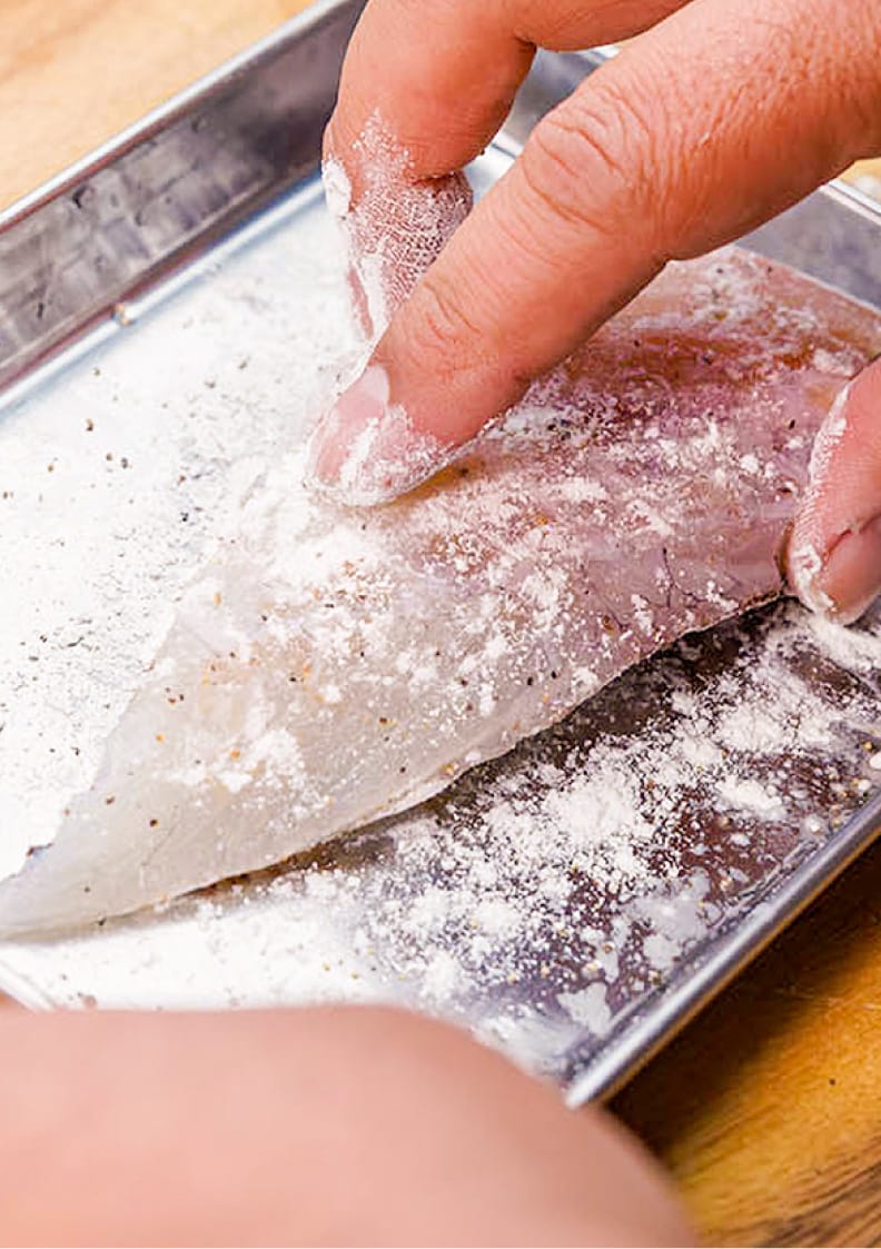 真鯛に小麦粉をふる