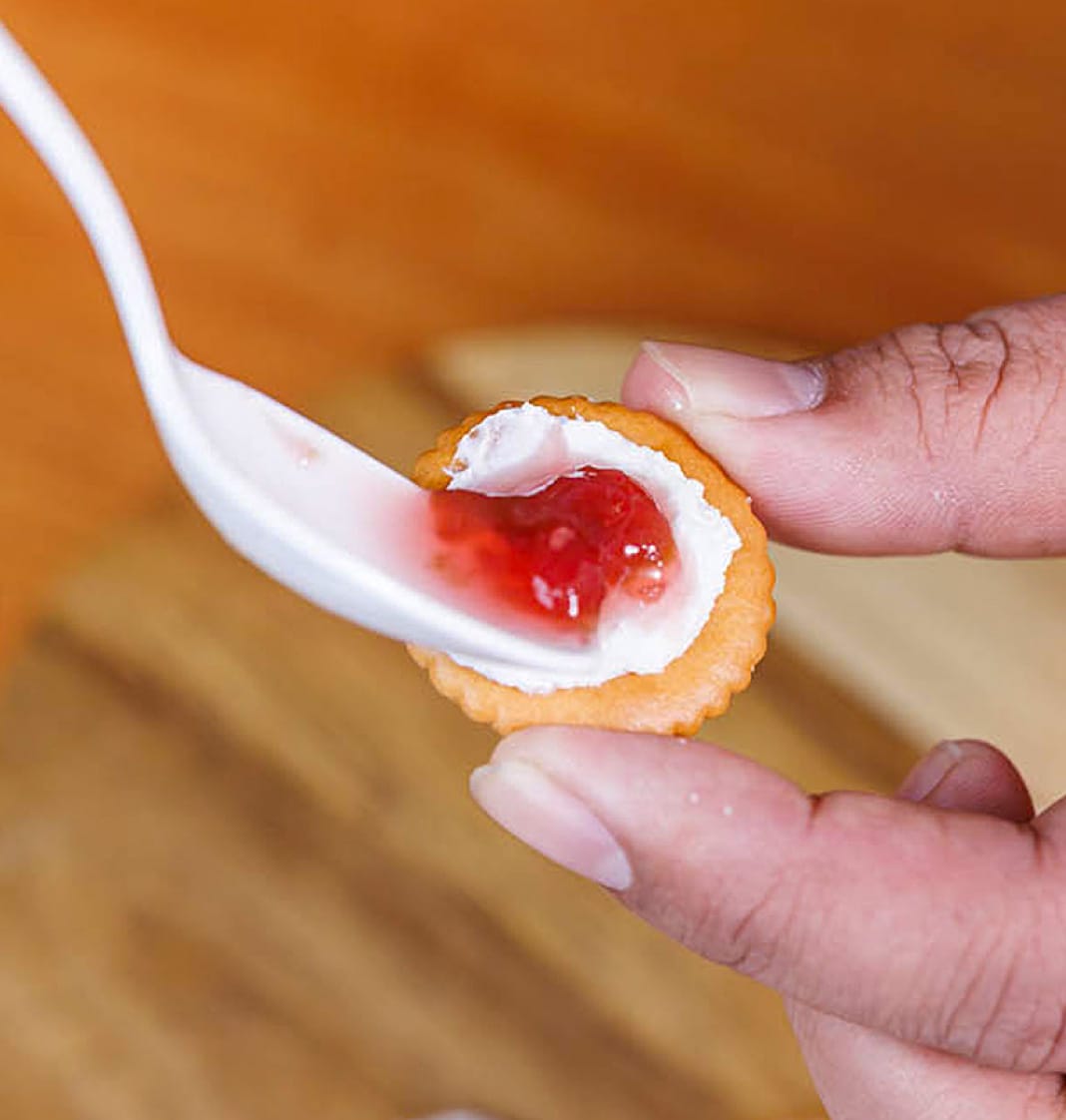 クラッカーに乗せるだけ