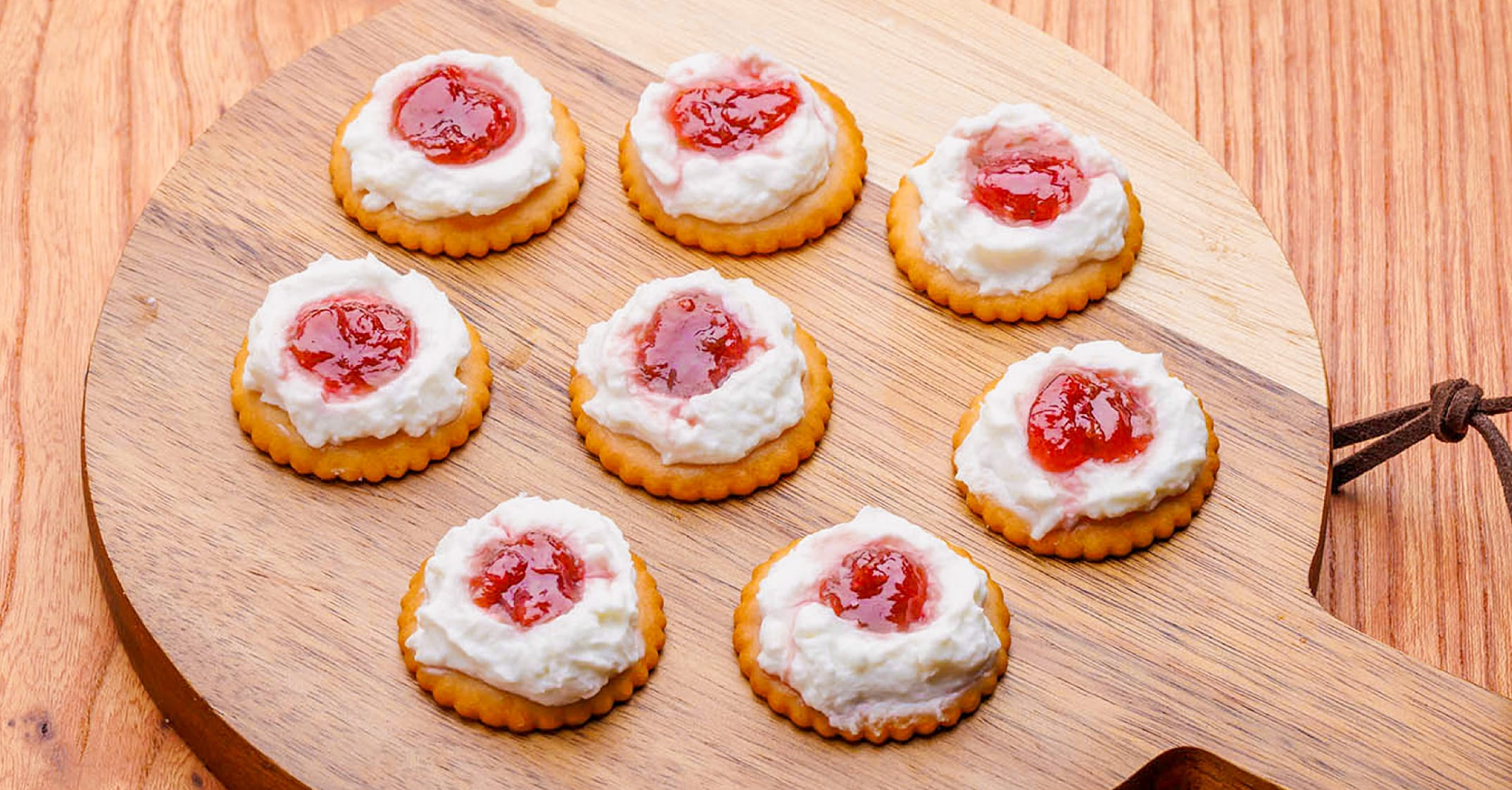 ピオーネジャムとフロマージュ・ブランのカナッペ