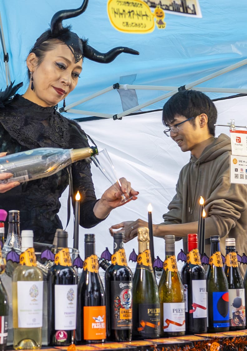 仮装でお酒を提供