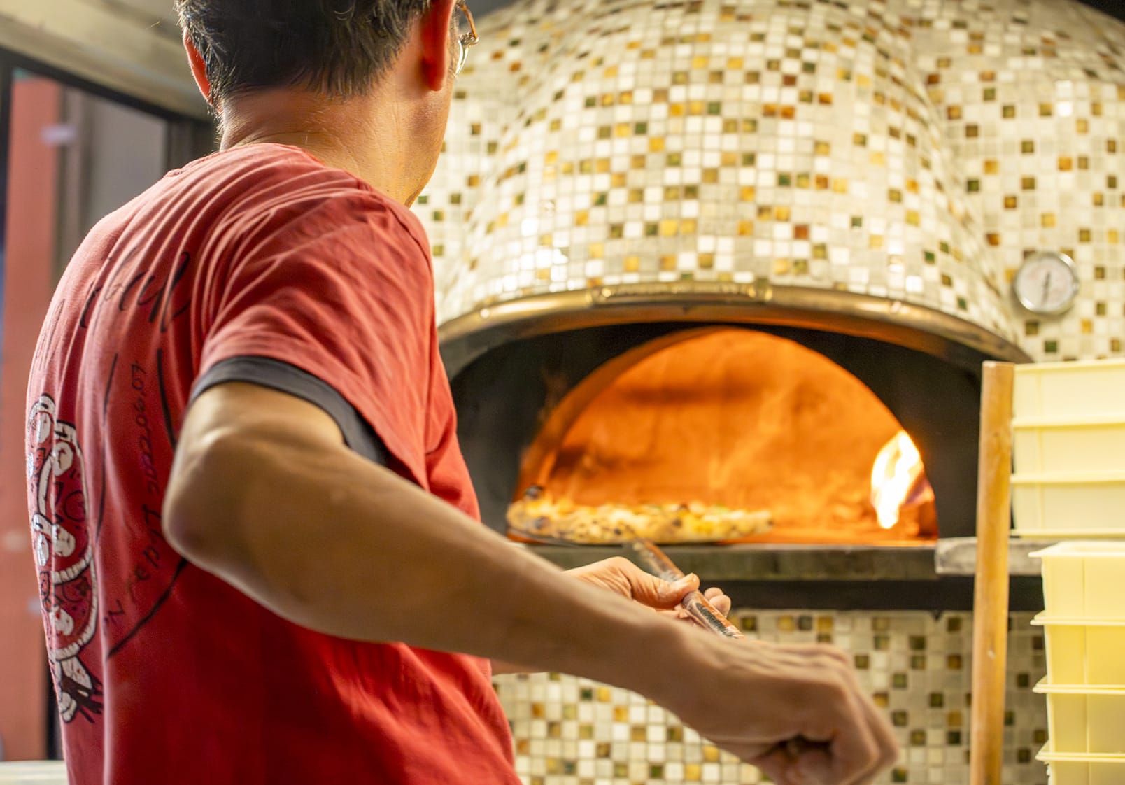 ピザ窯で焼く本格ピザ