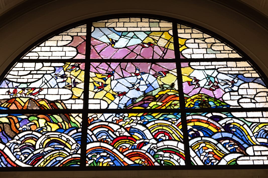 中央玄関のステンドグラス・南側