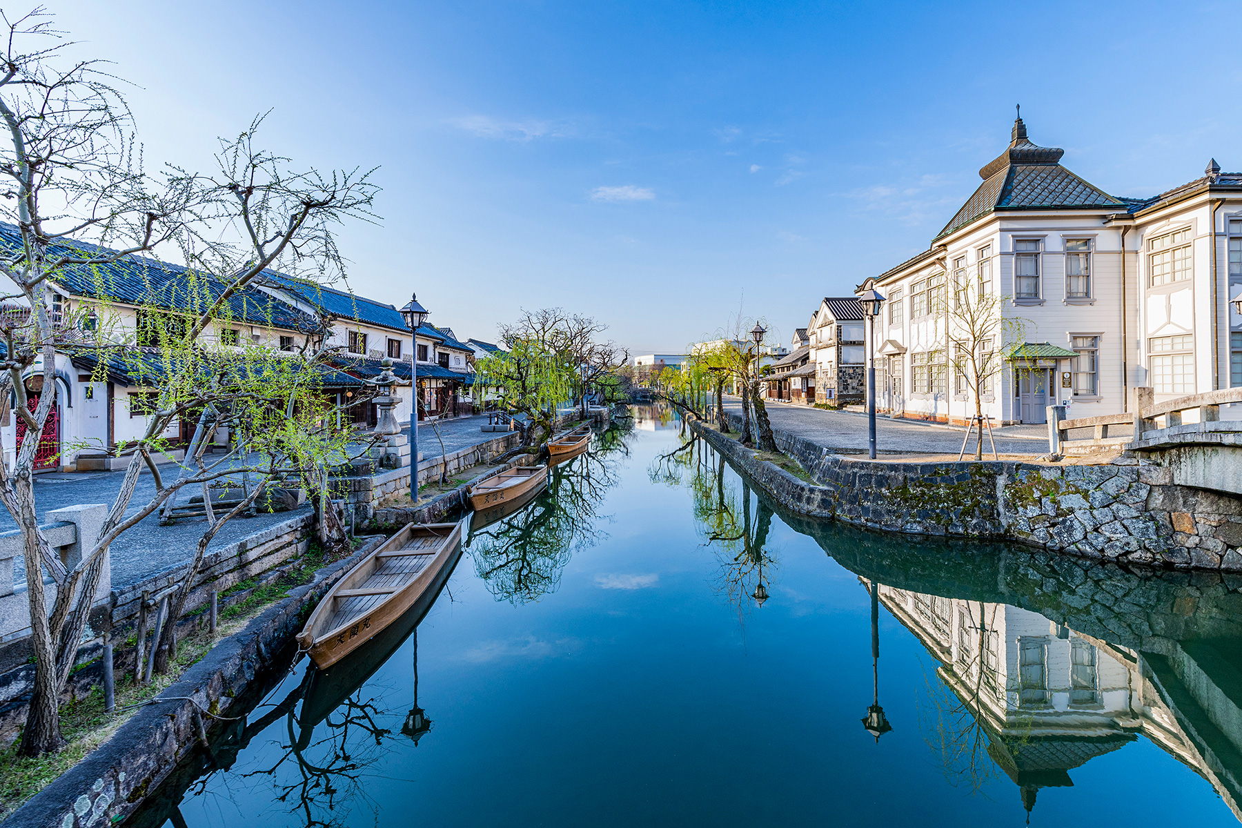 美観地区を象徴する場所、倉敷川畔