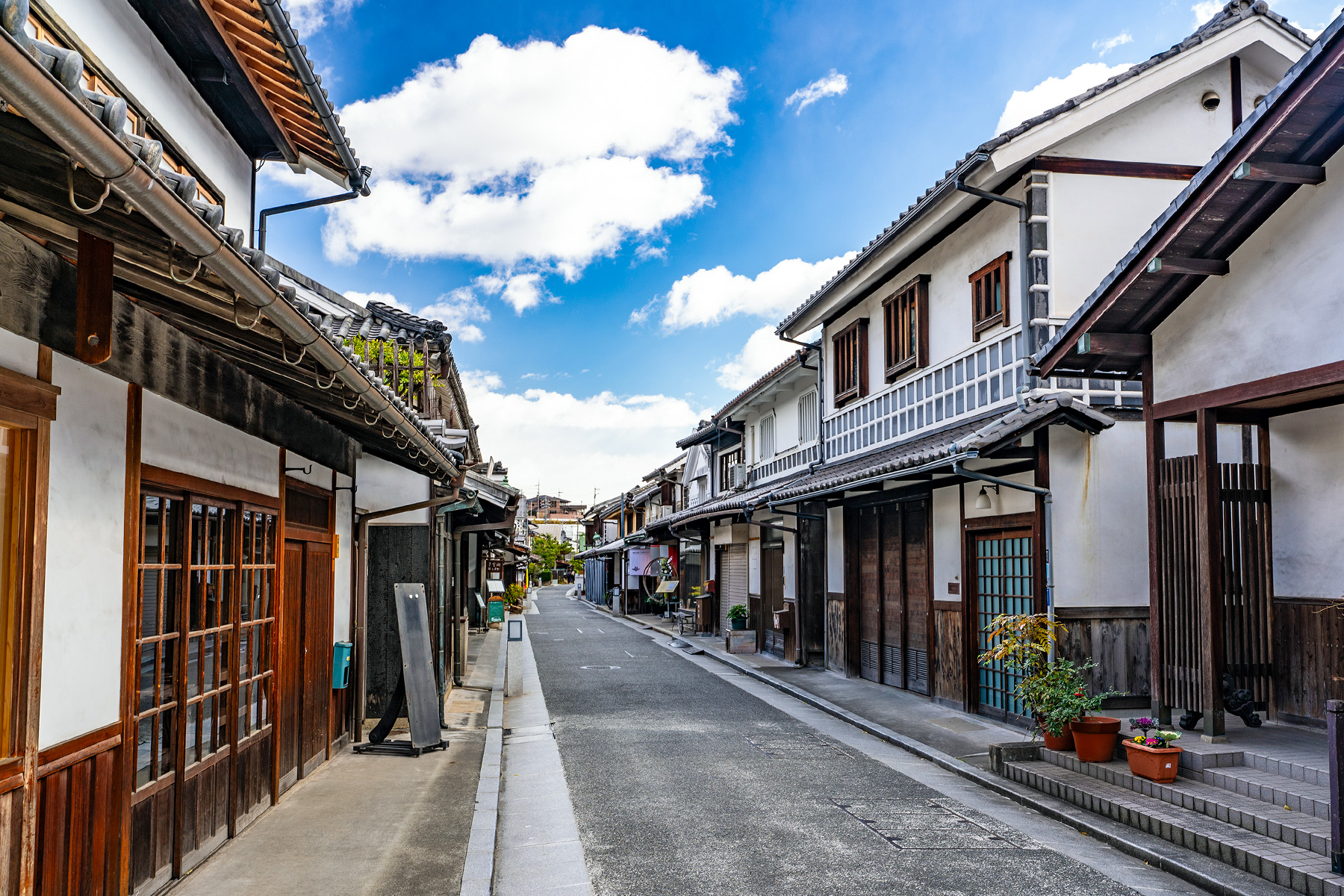 歴史と生活感が調和する本町の通り