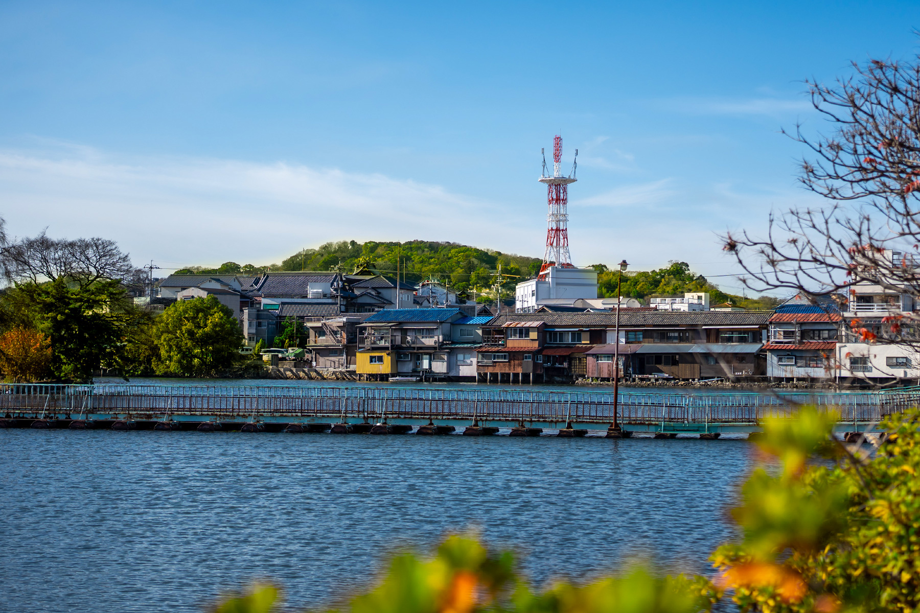 昭和のノスタルジーの残る町並みとドラム缶橋