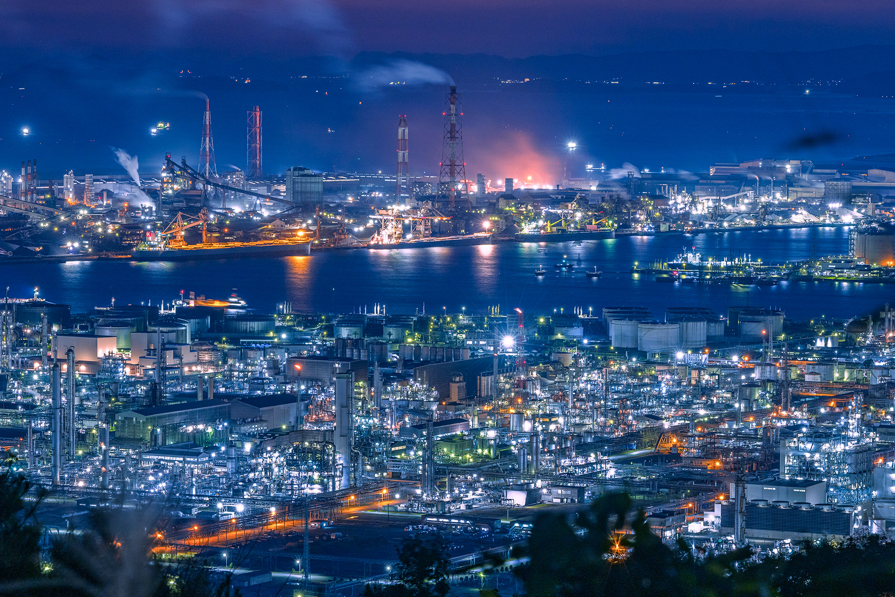 瀬戸内海に美しく浮かび上がる工場群の夜景