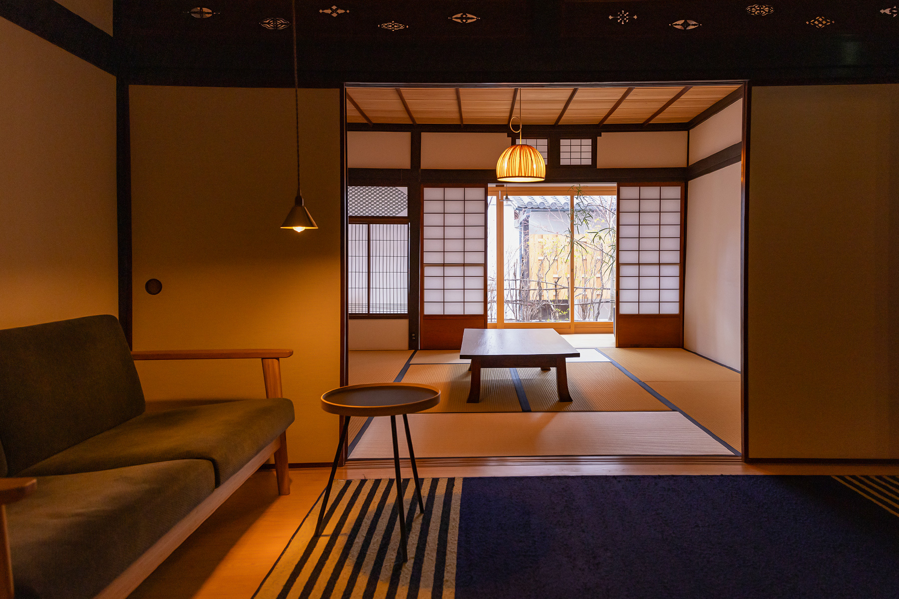 調度品に民藝品も使用している、古民家リノベーションの宿