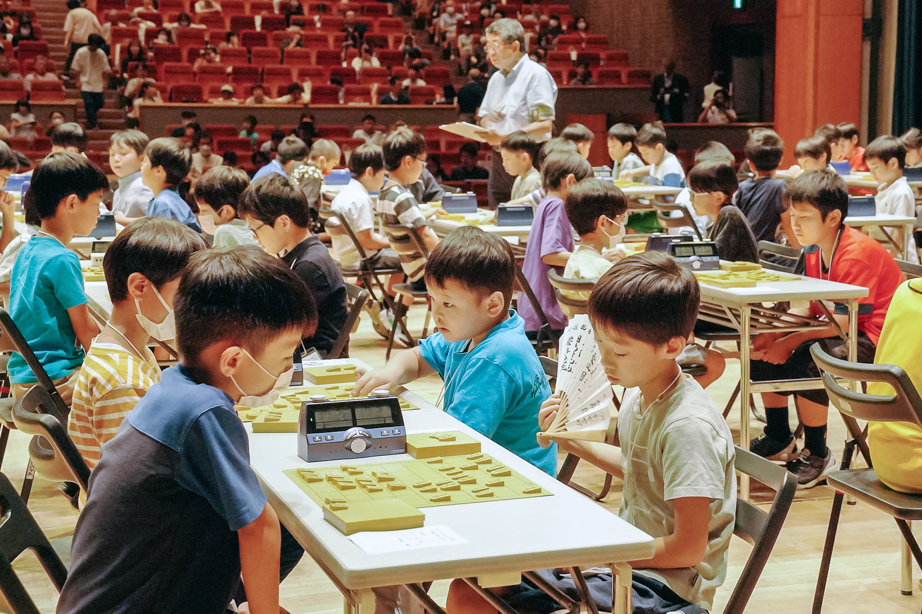 大人顔負けに激戦を戦い抜く小学生棋士たち