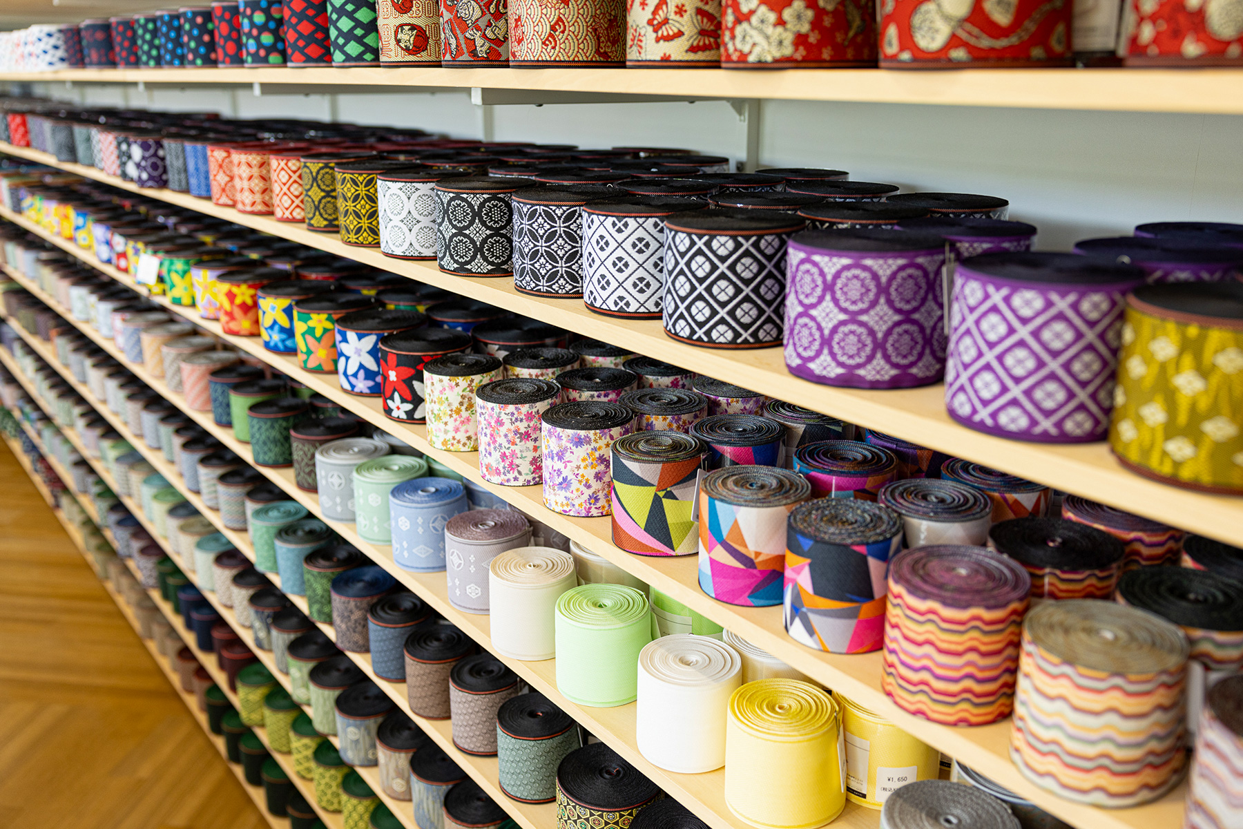 「学生服の歴史」を展示する、児島学生服資料館