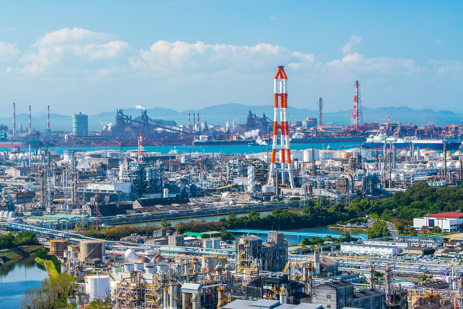 多くの人が働く水島臨海工業地帯