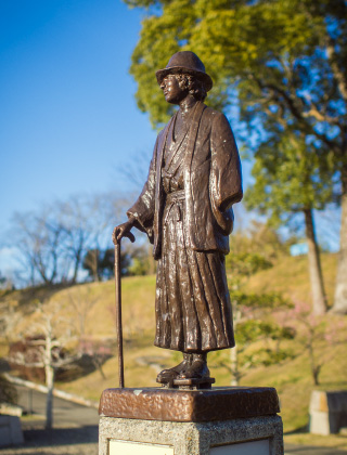 横溝正史誕生１１０年記念に設置された金田一像