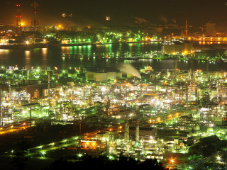 瀬戸内海に美しく浮かび上がる工場群の夜景