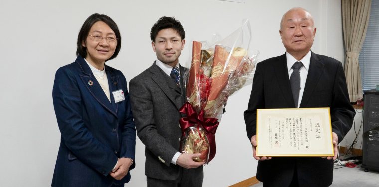 WBA世界フライ級王座のユーリ阿久井政悟選手が倉敷市長を表敬訪問