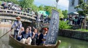倉敷美観地区の倉敷川で映画「蔵のある街」の川舟パレードとバルーンリリースが行われました