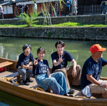 倉敷美観地区の倉敷川で映画「蔵のある街」の川舟パレードとバルーンリリースが行われました 1-2
